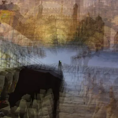 Scenario con vacca e moschea a Varanasi Glitch #8
