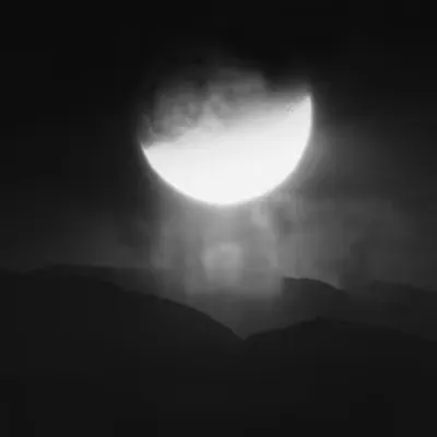 La Lune Chuchote à la Terre.