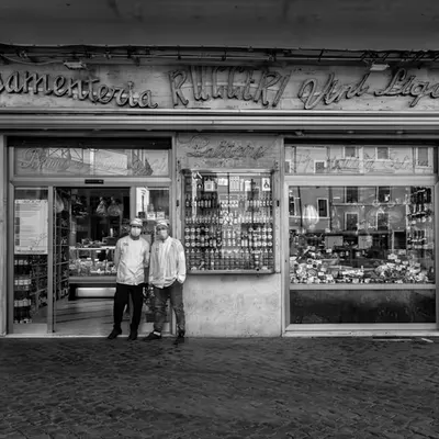 EMPTY SHOP