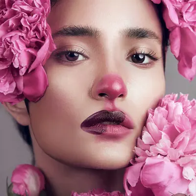 Une Belle Fille avec des Fleurs Roses