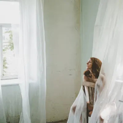 Lisa between the windows.