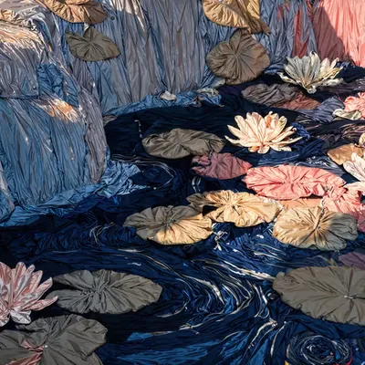 Where Light Cascades in Folds