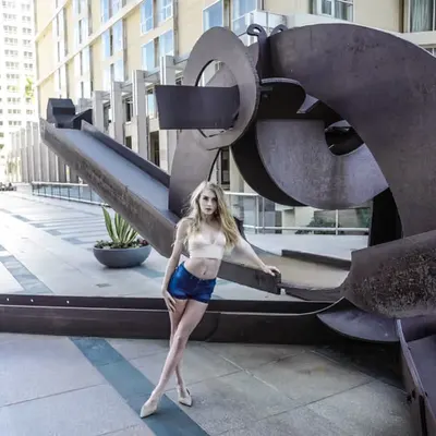 Lareina w/ sculpture