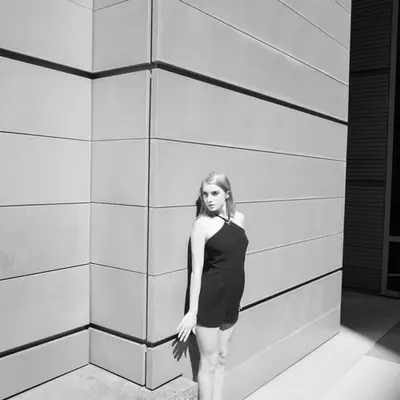 Lareina wall bw