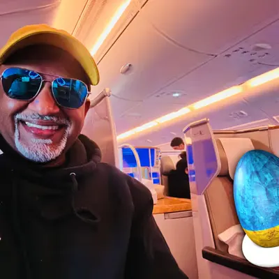Nik Kalyani & Ukrainian pysanka in the airplane