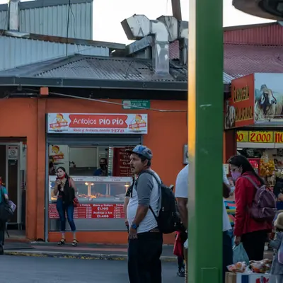 Hombre en la esquina