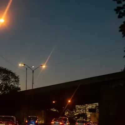 Autopista al atardecer