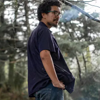 Mario Fumando en el bosque